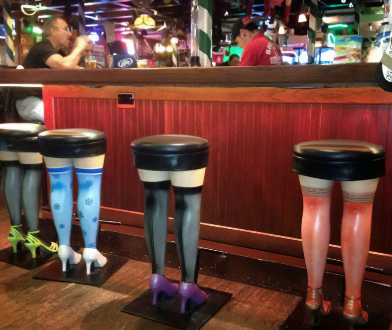 Такие барные стульчики выделят бар из множества типичных заведений